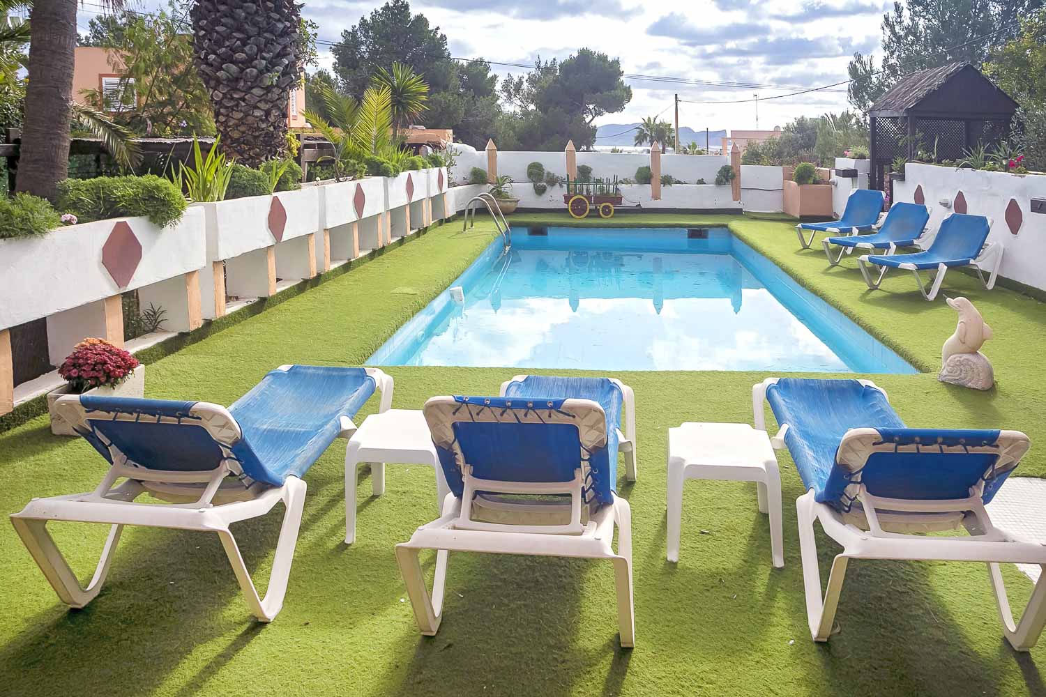 Zona piscina en una villa en Ibiza